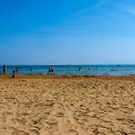 Coastal Escape - Modern Flat With Wi-fi Apartamento