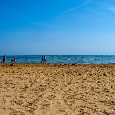 Coastal Escape - Modern Flat With Wi-fi Appartement